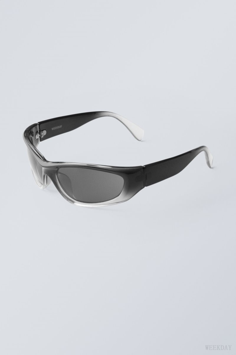 Weekday Trek Sunglasses Black | QALH3682