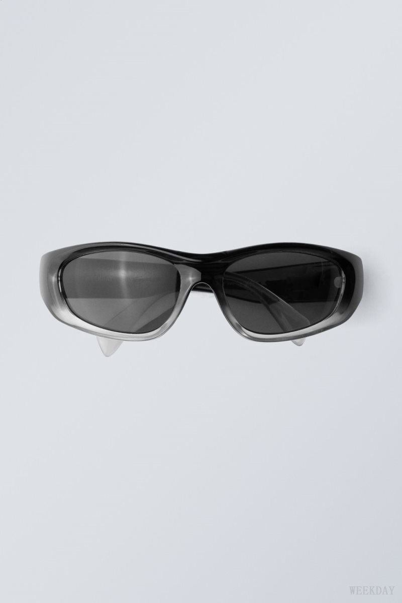 Weekday Trek Sunglasses Black | QALH3682